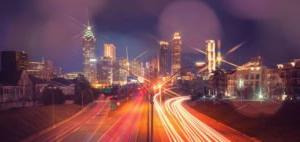 亚特兰大市区的风格化图像，高速公路上的交通灯带